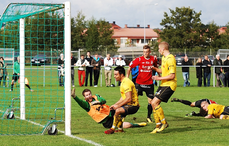 2010_0918_31.JPG - . . . . som får bollen i mål, Södra har reducerat till 1-2 strax före pausvilan