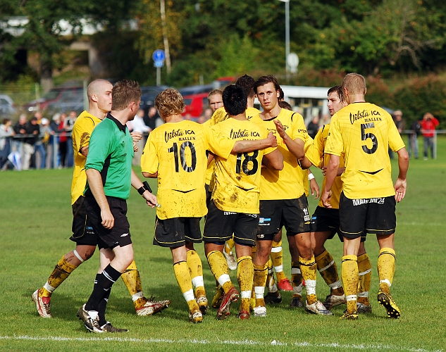 2010_0918_32.JPG - Glada och lättade Södraspelare efter reduceringsmålet