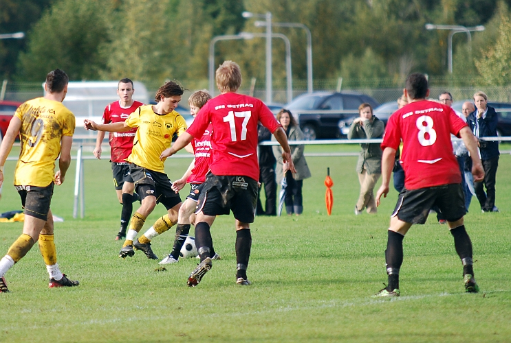 2010_0918_34.JPG - Rio Babovic försöker att dribbla sig igenom kungsörs försvar