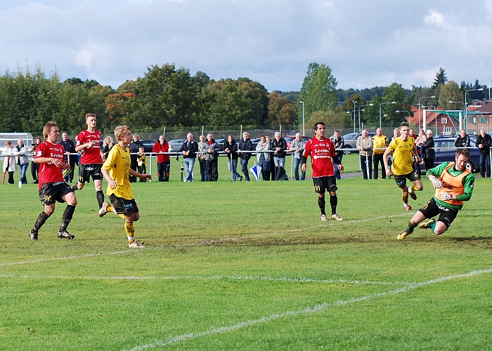 2010_0918_36.JPG - Södra kvitterar till 2-2 i början av 2:a halvlek genom Dervis Grabus