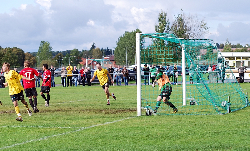 2010_0918_37.JPG - Bollen ligger i målet och Södraspelarna jublar