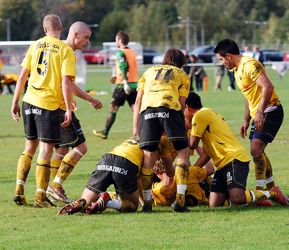 2010_0918_38.JPG - Unders bland spelarna ligger målskytten Darvis Grabus