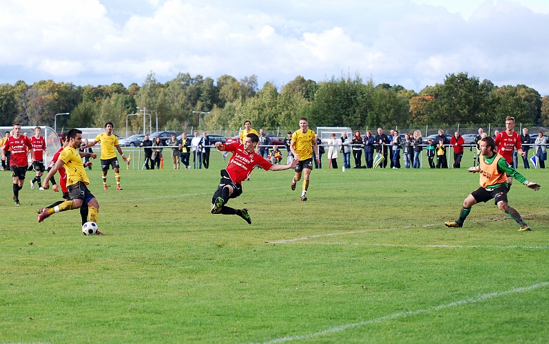 2010_0918_39.JPG - Arton Bekaj får ett bra läge för avslut men kungsörsspelaren hinner täcka bollen, och det blir hörna