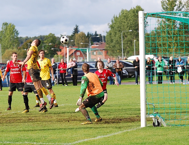 2010_0918_40.JPG - En ny chans för Södra genom Miralem Malic, som nickar bollen bakåt . . . .