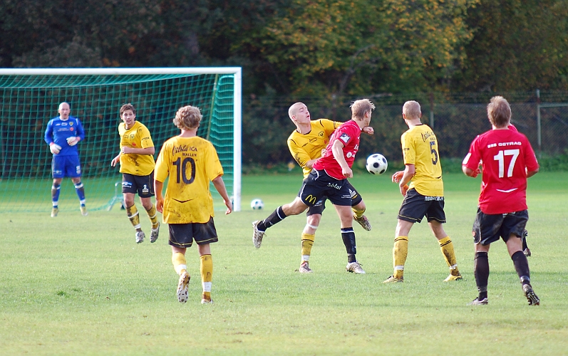 2010_0918_42.JPG - Gustav Gustavsson ligger nära och pressar kungsörsspelaren