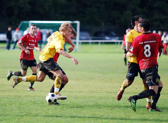 2010_0918_43.JPG - Dervis Grabus var ständigt ett orosmoment för Kungsörs backlinje