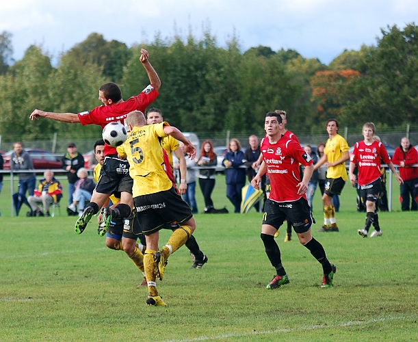 2010_0918_44.JPG - Filip Stjernfeldt når inte bollen riktigt efter ett inspel från Rio Babovic