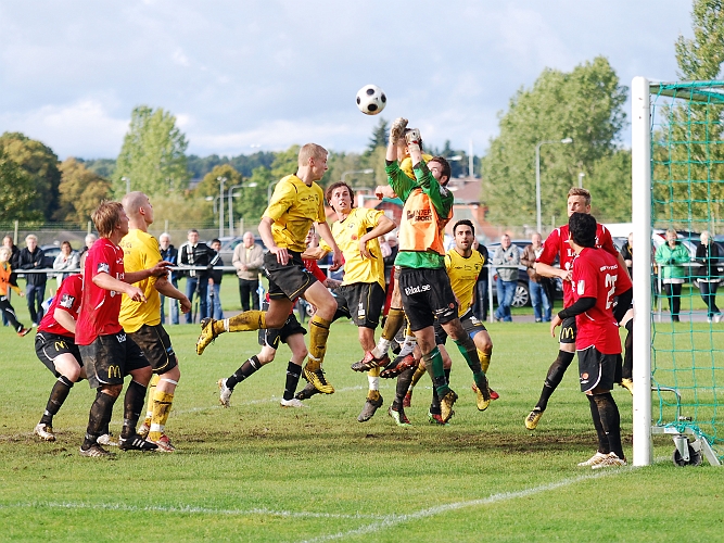 2010_0918_45.JPG - Kungsörs målvakt boxar undan bollen