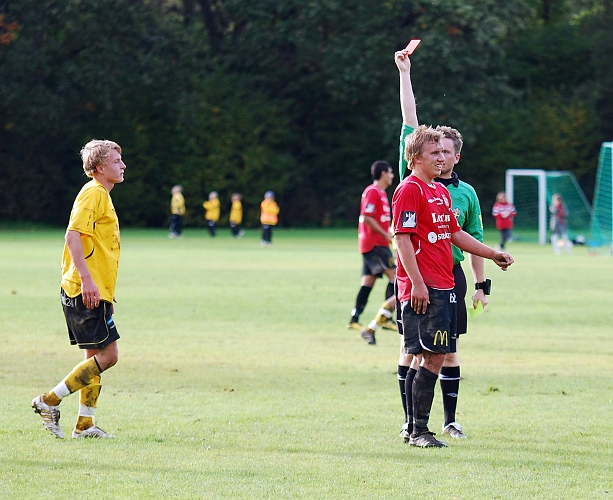 2010_0918_47.JPG - Kungsörs nr.17 Daniel Källberg får sitt 2:a gula kort och därmed ett rött kort och utvisning, efter att ha tryckt ner Dervis Grabus i gräset
