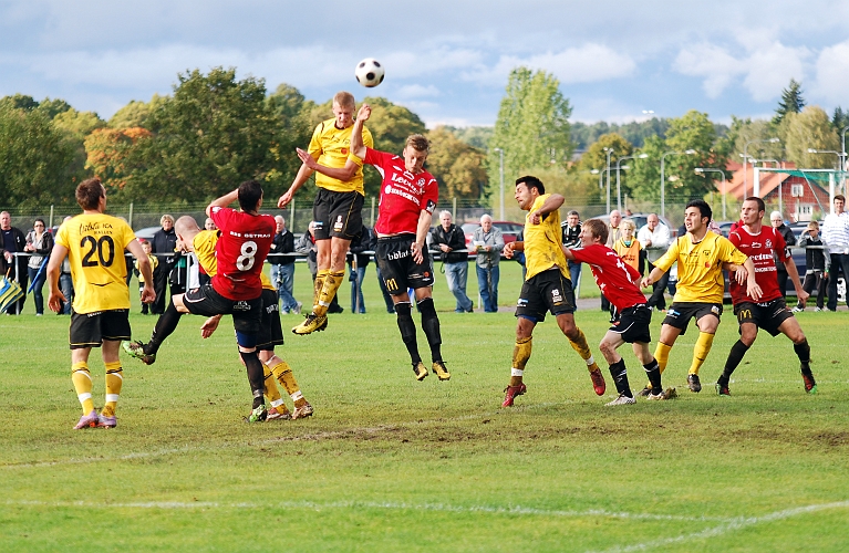 2010_0918_48.JPG - Filip Stjernfeldt nickar bollen mot målet