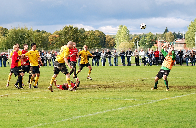 2010_0918_52.JPG - . . . . och nickar den över målvakten in i mål. 3-2 till Södra som har vänt underläge 0-2 till ledning 3-2.