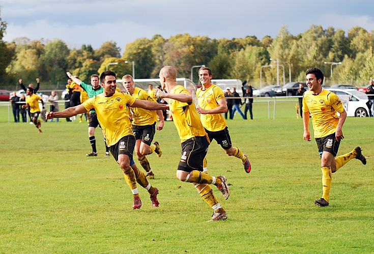 2010_0918_53.JPG - Södraspelarna är jublande glada över målet