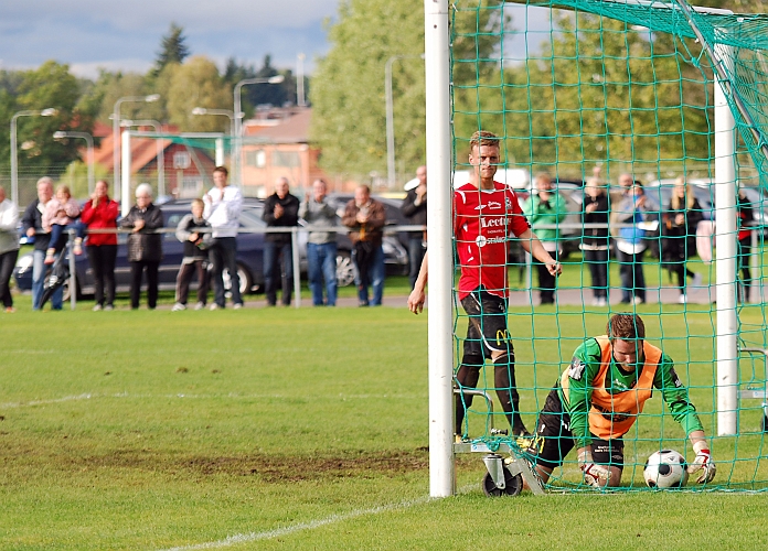 2010_0918_54.JPG - Kungsörs målvakt hämtar ut bollen från nätmaskorna