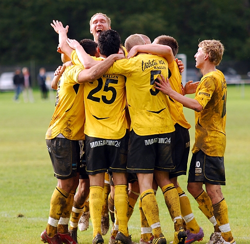 2010_0918_55.JPG - Glädjen i Mikael Wikers ansikte går inte att ta miste på