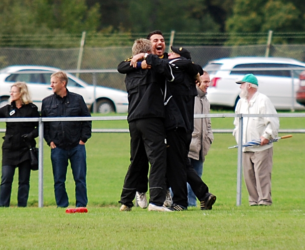 2010_0918_59.JPG - Glädjen är stor bland Södraledarna