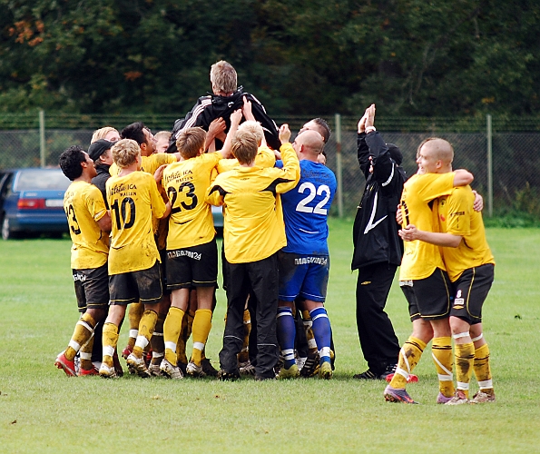 2010_0918_61.JPG - Här hissas Södra's tränare Stefan Nilsson i luften av spelarna