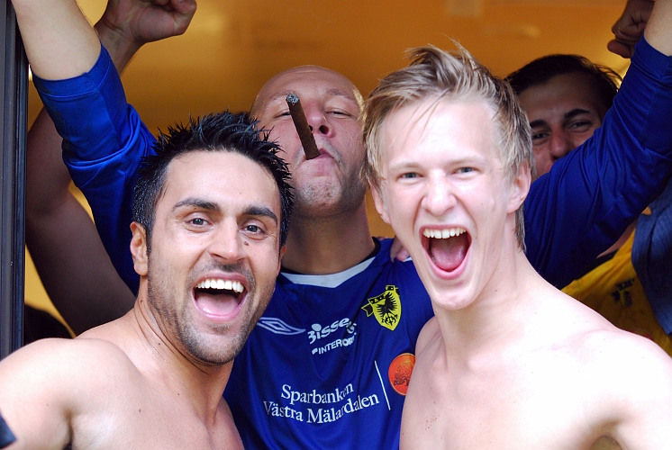 2010_0918_67.JPG - Segercigarr och glädjetjut från spelarna