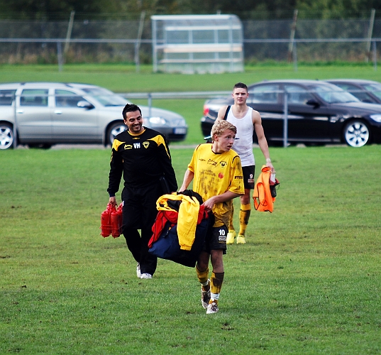 2010_0918_68.JPG - Utsedd till matchens lirare och målskytt, Dervis grabus. Men ändå är man yngst måste man hjälpa till med att bära in grejerna från avbytarbåset.