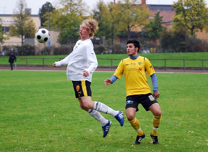 2010_0925_01.JPG - Mergim Bekaj för dagen som mittback pressar mot VIK spelaren