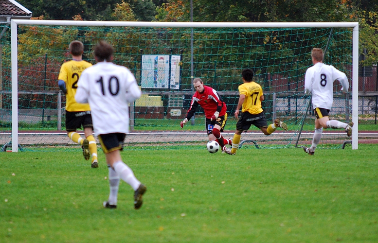 2010_0925_03.JPG - Bewar Mohammad hinner inte riktigt fram till bollen innan målvakten tar den