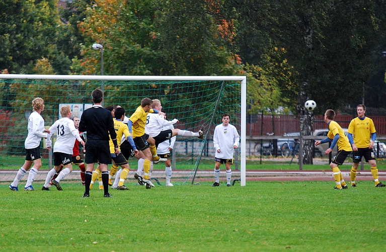 2010_0925_06.JPG - VIK försvaret rensar undan bollen efter en hörna