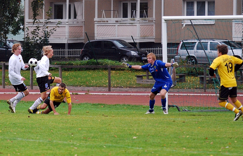 2010_0925_07.JPG - Ett bra läge för VIK forward's men bollen går utanför