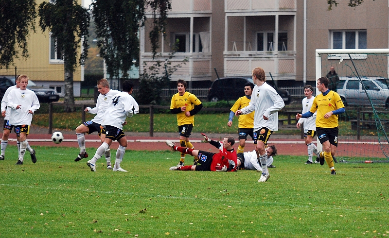 2010_0925_16.JPG - VIK's försvar rensar undan bollen efter en hörna