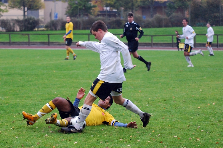 2010_0925_25.JPG - Jonas Hammarlund bryter med en fin glidtackling