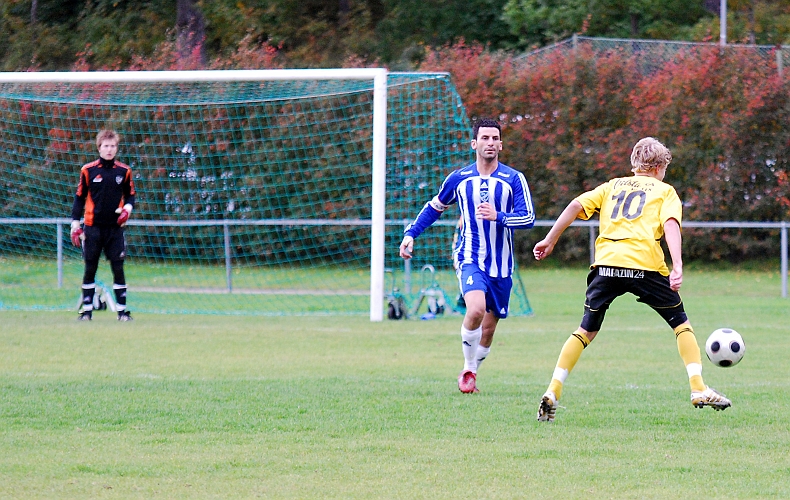 2010_0926_03.JPG - Dervis Grabus tar ner crosspassning och utmanar sin motståndare