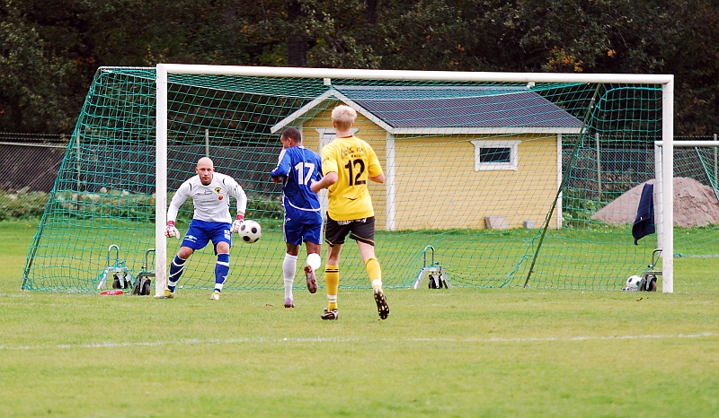 2010_0926_05.JPG - IFK Västerås får ett bra läge att ta ledningen men det blir inget av chansen