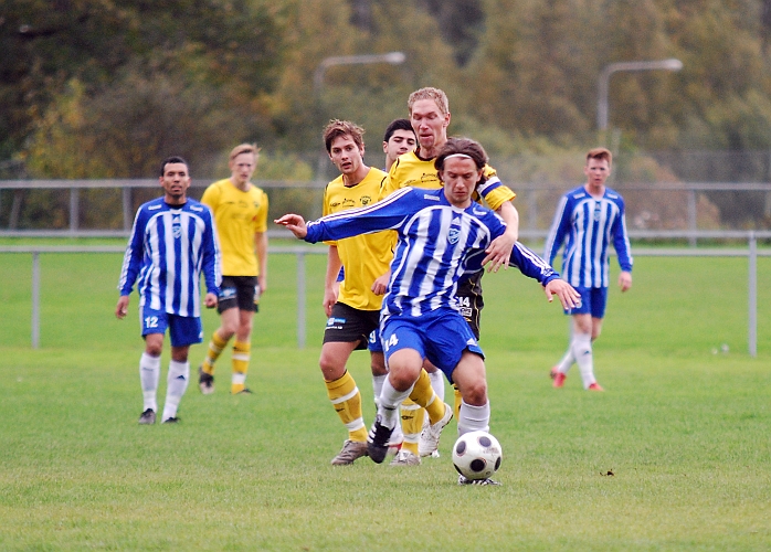 2010_0926_06.JPG - Mikael Wiker ligger tätt på sin motståndare