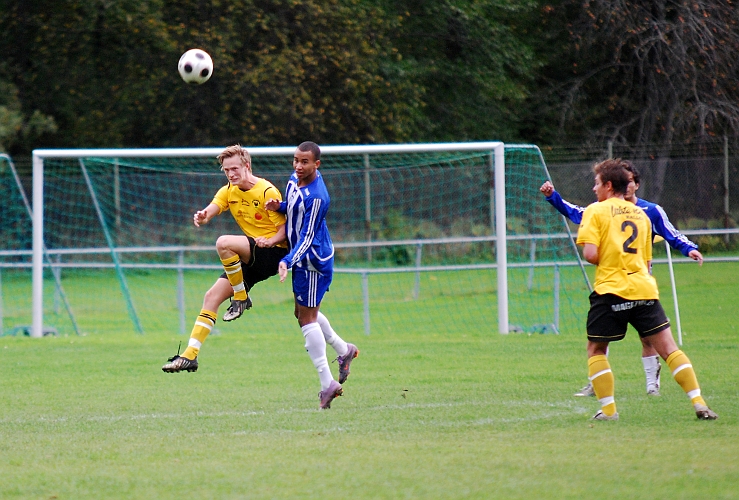 2010_0926_07.JPG - Filip Haglind nickar undan bollen
