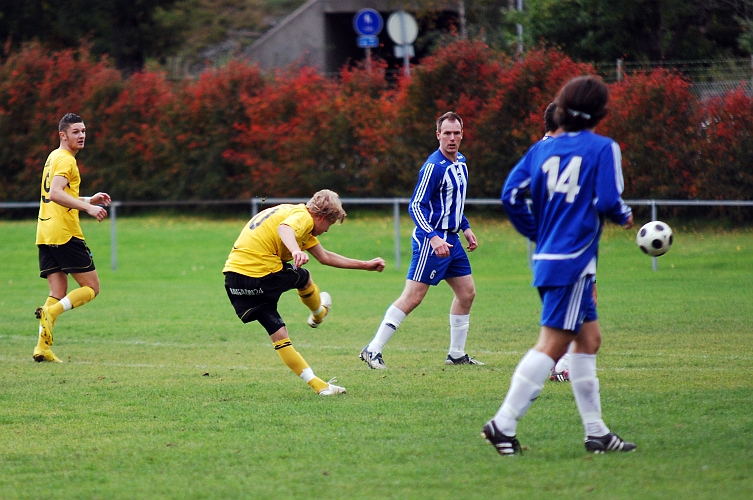 2010_0926_08.JPG - Dervis Grabus får på ett bra skott och bollen går i ribban och ut på plan