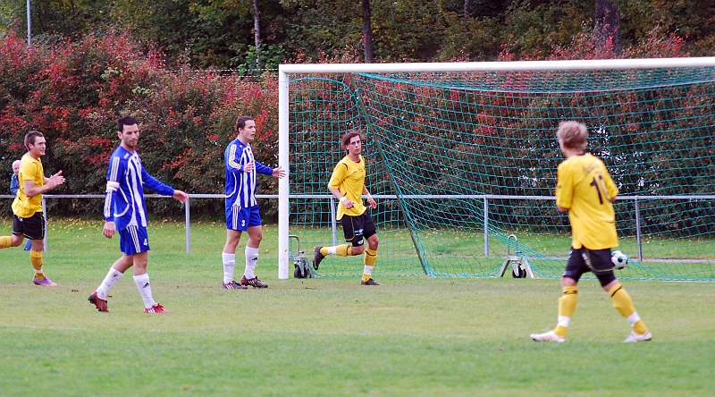 2010_0926_10.JPG - Södra har kvitterat till 1-1 genom Rio Babovic