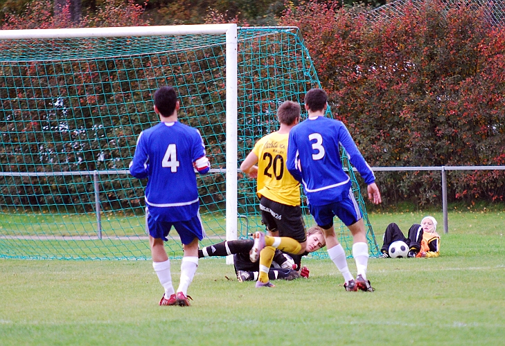 2010_0926_11.JPG - Målvakten håller bollen när dennis Jansson är beredd på en retur