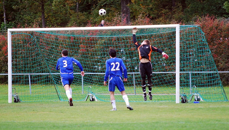 2010_0926_13.JPG - Bollen går strax över målet efter ett skott utifrån kanten