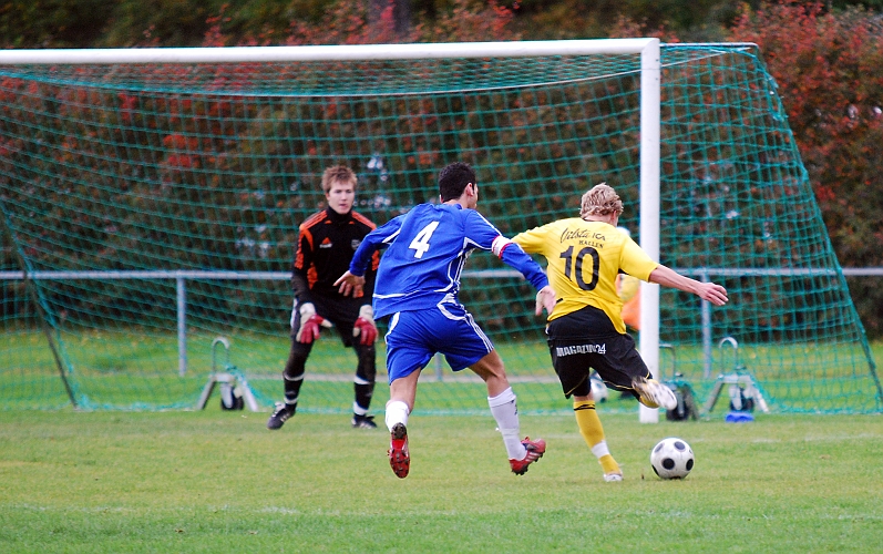 2010_0926_14.JPG - Dervis Grabus tar sig förbi på utsidan och skjuter ett skott måt mål . . . .