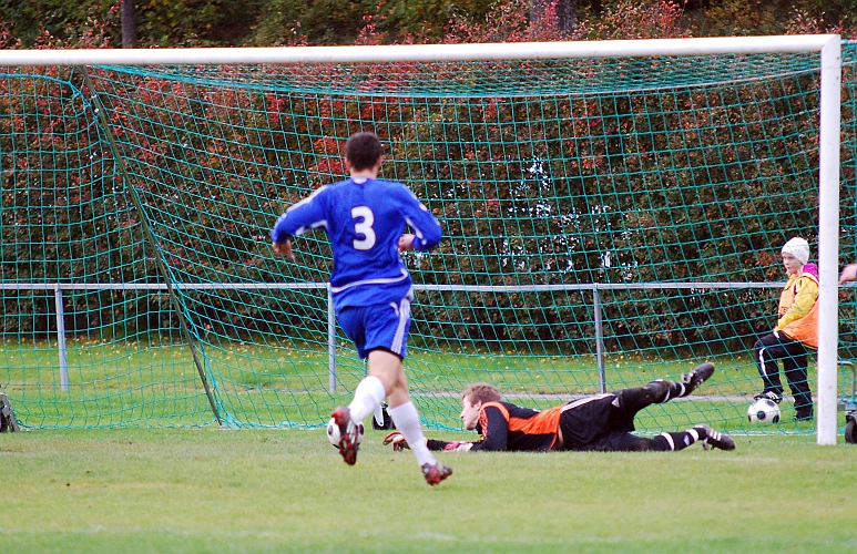 2010_0926_15.JPG - . . . . som målvakten halvräddar . . . .