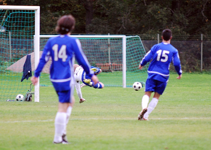 2010_0926_17.JPG - Almir Masinovic gör en kvalificerad räddning