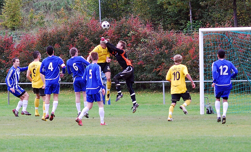 2010_0926_20.JPG - Filip Stjernfeldt går upp och nickar på ett inlägg . . . .