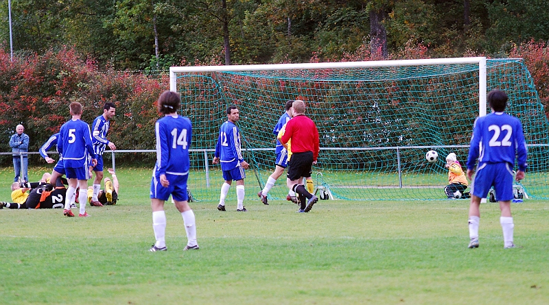 2010_0926_22.JPG - . . . . i mål, Södra har tagit ledningen med 2-1 . . . .