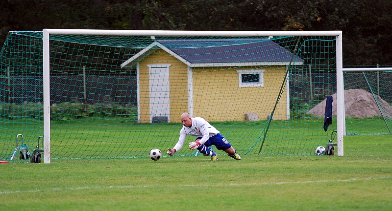 2010_0926_24.JPG - Almir Masinovic tippar bollen till hörna efter en frispark strax utanför straffområdet