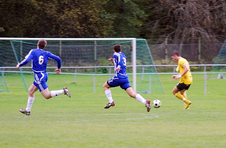 2010_0926_28.JPG - . . . . tittar upp och skjuter bollen mot mål . . . .