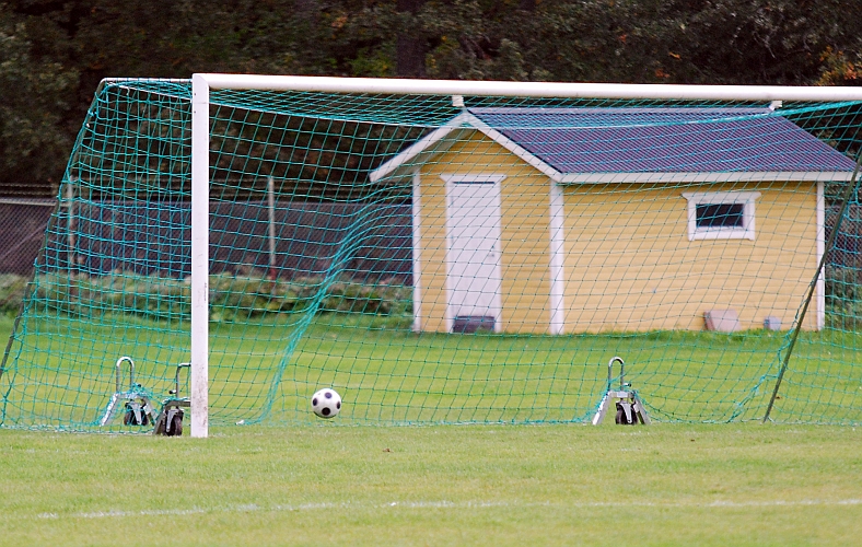 2010_0926_29.JPG - . . . . och bollen går in i öppet mål, 3-1 till Södra