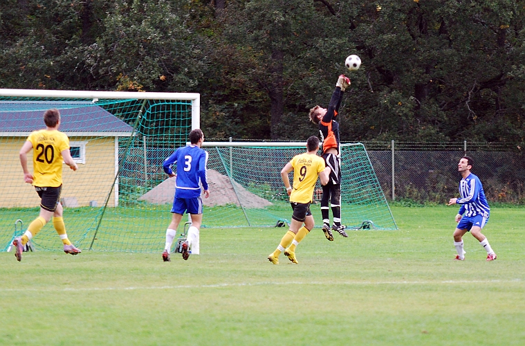 2010_0926_30.JPG - IFK V-ås målvakt boxar undan bollen