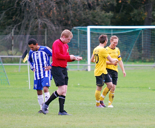 2010_0926_31.JPG - Mikael Wiker har precis gjort ett konstmål, en hög boll över målvakten in i bortre burgaveln, 4-2 till Södra