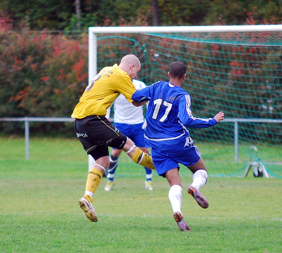2010_0926_34.JPG - Gustav Gustavsson hinner precis spela undan bollen och avvärjer ett friläge