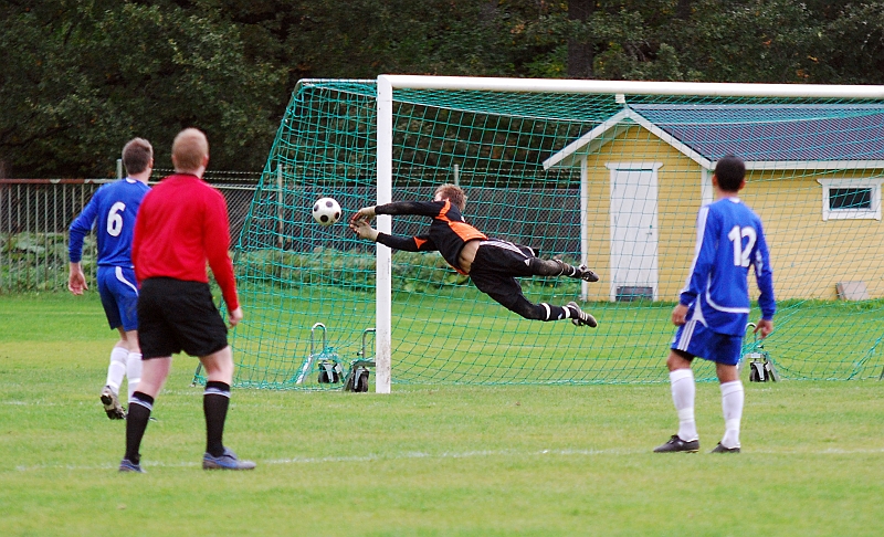 2010_0926_37.JPG - IFK V-ås målvakt gör en bra räddning på ett skott utifrån plan