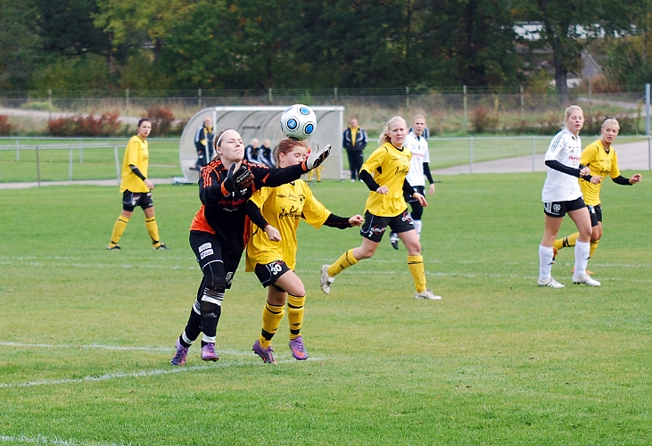 2010_1002_03.JPG - Ida Asp är framme och pressar mot målvakten