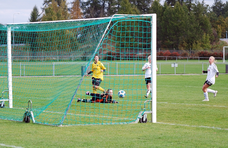 2010_1002_06.JPG - 1-0 till Södra genom Elin Segerstedt